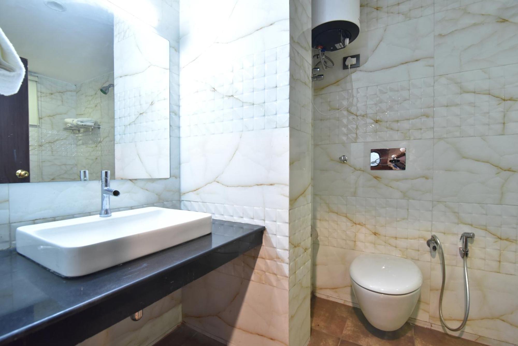 M Hotel And Restaurant МакЛеод Ганж Екстериор снимка