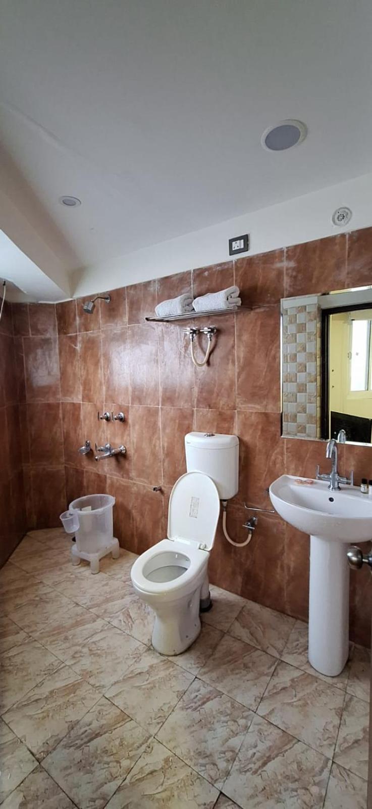 M Hotel And Restaurant МакЛеод Ганж Екстериор снимка