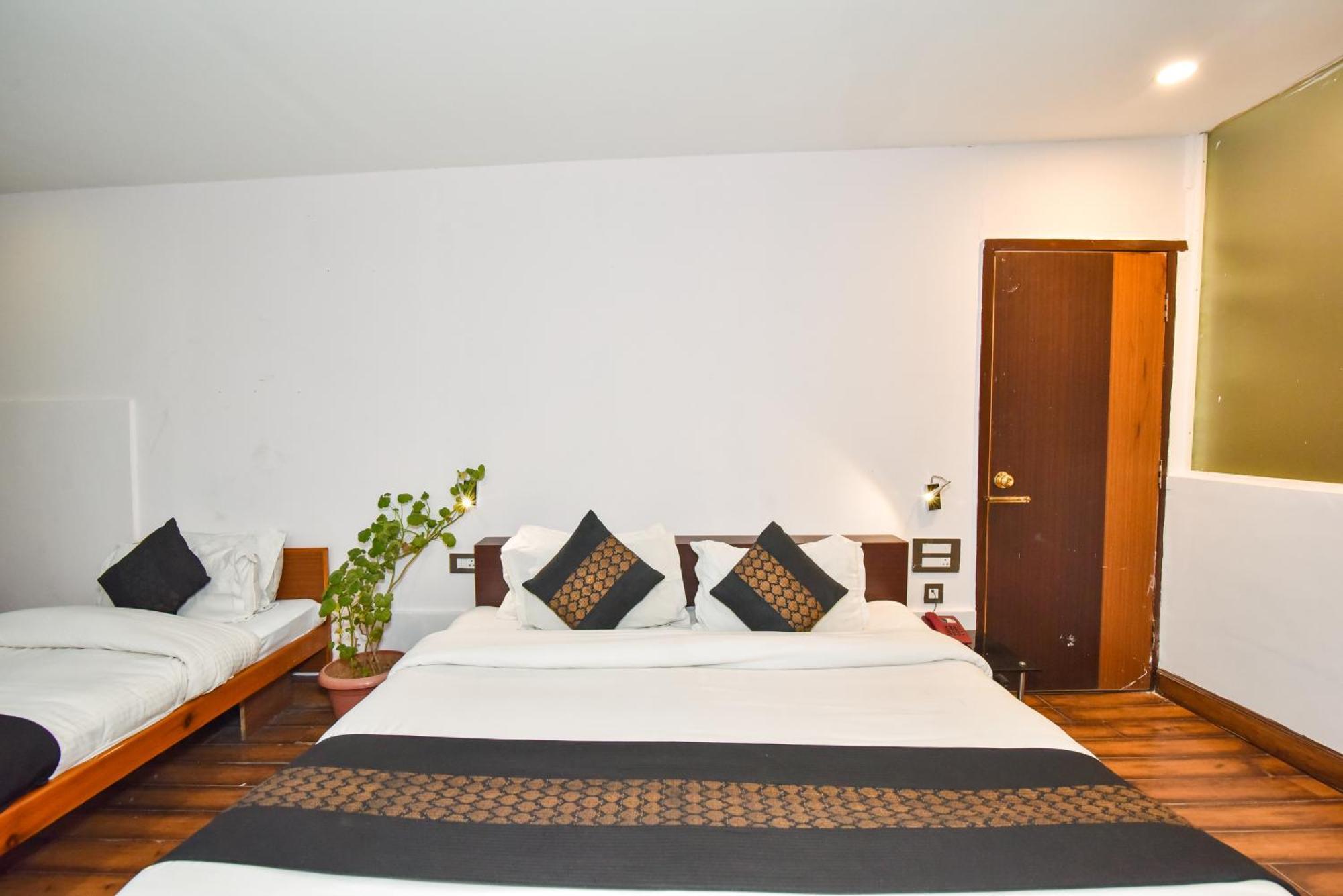 M Hotel And Restaurant МакЛеод Ганж Екстериор снимка