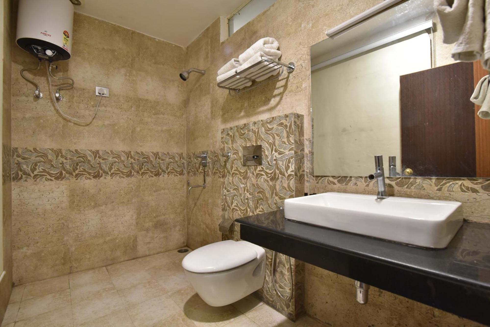 M Hotel And Restaurant МакЛеод Ганж Екстериор снимка